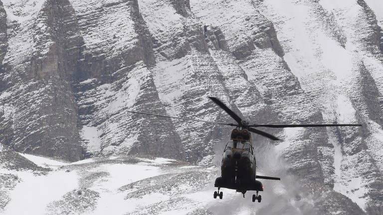 Un piloto del avión estrellado quedó fuera de la cabina y no pudo regresar