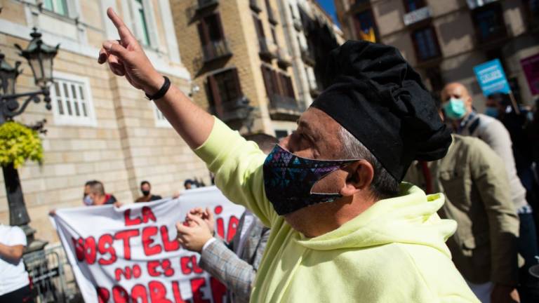 Comerciantes protestan en España contra el cierre de bares y restaurantes debido a la pandemia por COVID-19