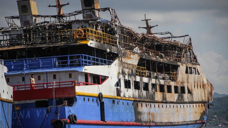 VIDEO | Un ferry con más de 500 pasajeros se incendió cuando surcaba por aguas de Indonesia