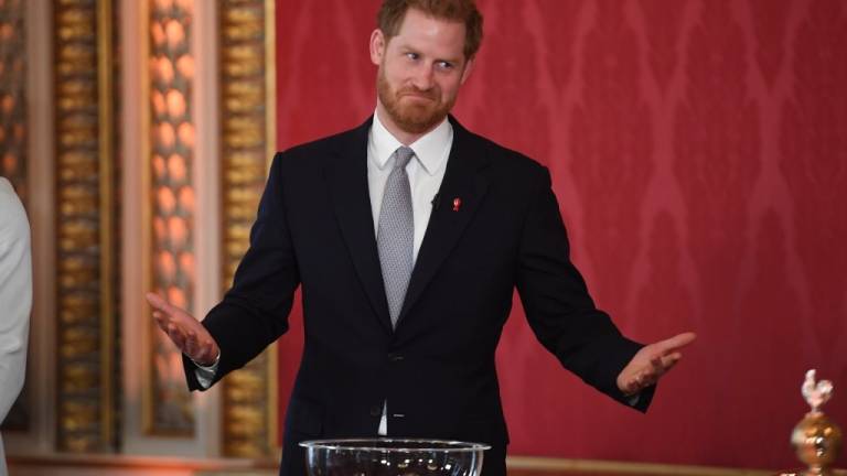 El príncipe Enrique reaparece en Buckingham tras sacudir la monarquía