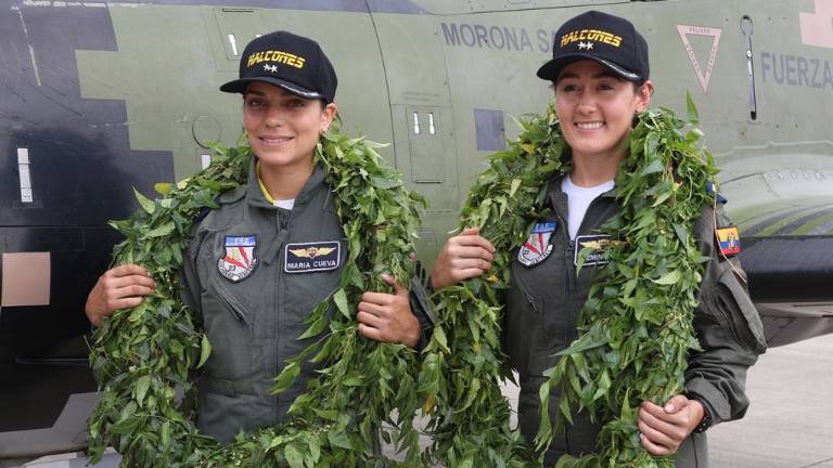Las tenientes Jazmín Pérez Cobos y María José Cuevas cambiaron la historia de la aviación en Ecuador