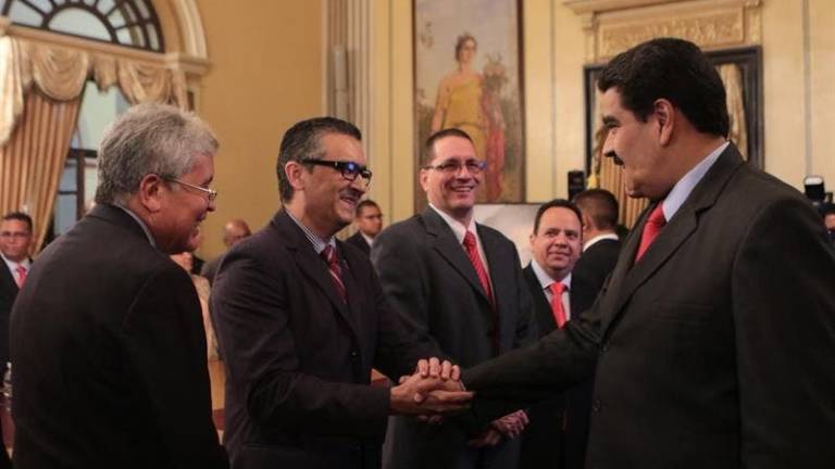 Maduro sustituye a cinco ministros de su gabinete