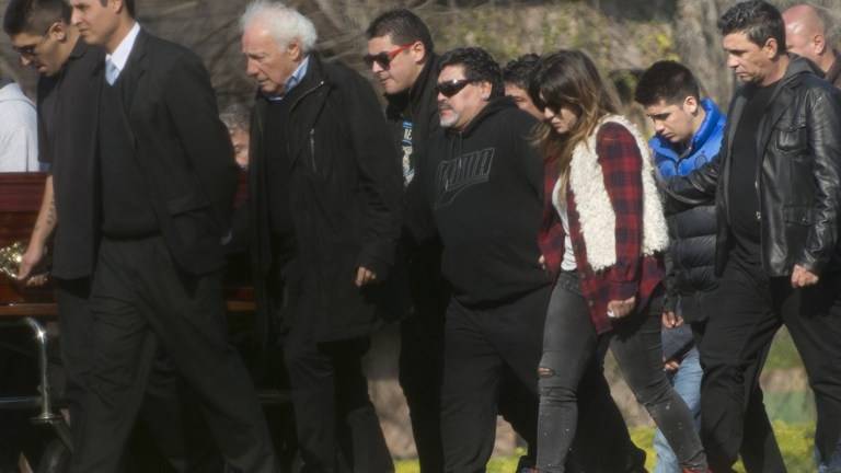 Familiares, amigos y admiradores acompañan a Maradona en funeral de su padre
