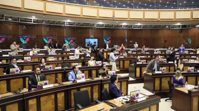 Fotografía que muestra a legisladores de la bancada oficialista ADN mostrando su respaldo al acuerdo comercial.