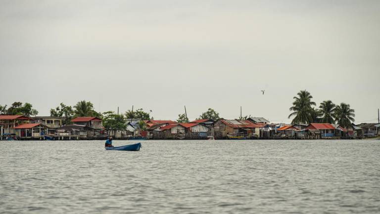 Un pescador de la etnia Guna navega cerca de la isla Gardi Sugdub, en el archipiélago de Guna Yala, Panamá, el 27 de mayo de 2025.