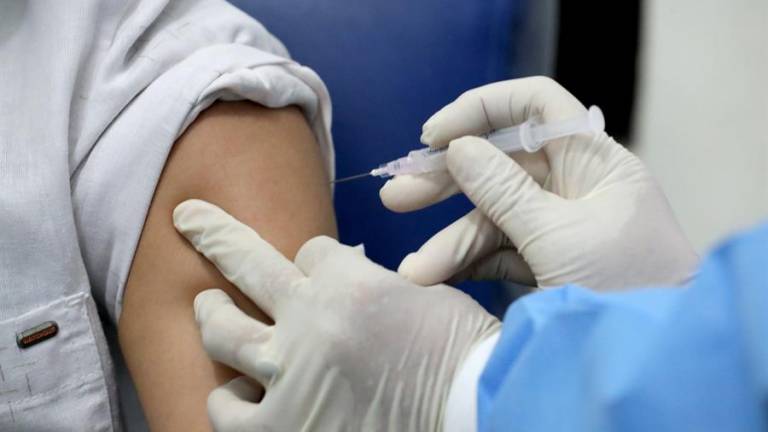 Voluntario interpone demanda por graves efectos adversos que habría causado vacuna contra la COVID-19