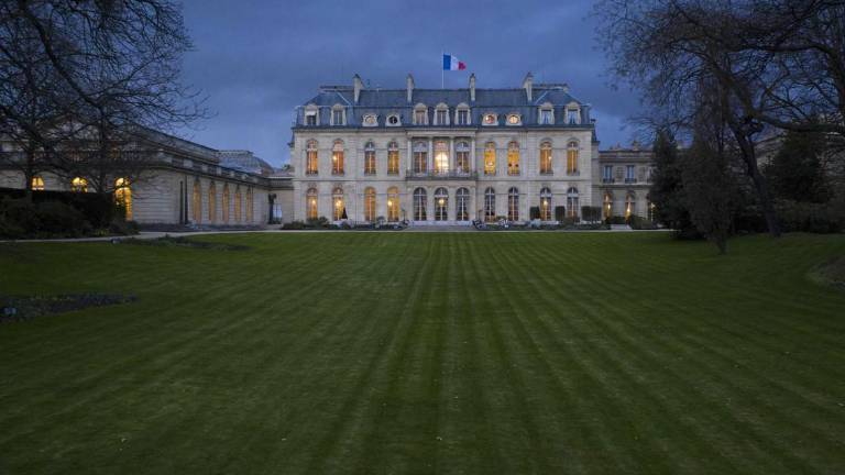 Investigan presunta violación dentro del palacio presidencial francés