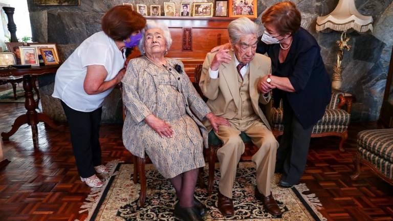 Fotografía de archivo fechada el 26 de agosto de 2020 del ecuatoriano Julio César Mora Tapia, de 110 años. Foto: EFE