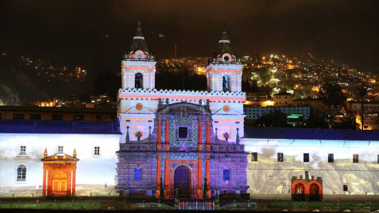 Plaza San Francisco iluminada en el Festival Quito, Luz de América.