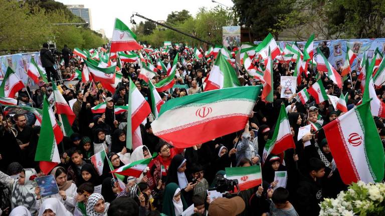 Iraníes se congregan durante un acto conmemorativo, 40 días después de un ataque mortal contra una escuela infantil en la ciudad sureña de Minab, ocurrido el primer día de la guerra, que dejó al menos 165 muertos, la mayoría niños.