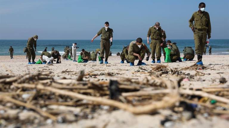 El peor derrame de petróleo en años llega a las costas libanesas desde Israel