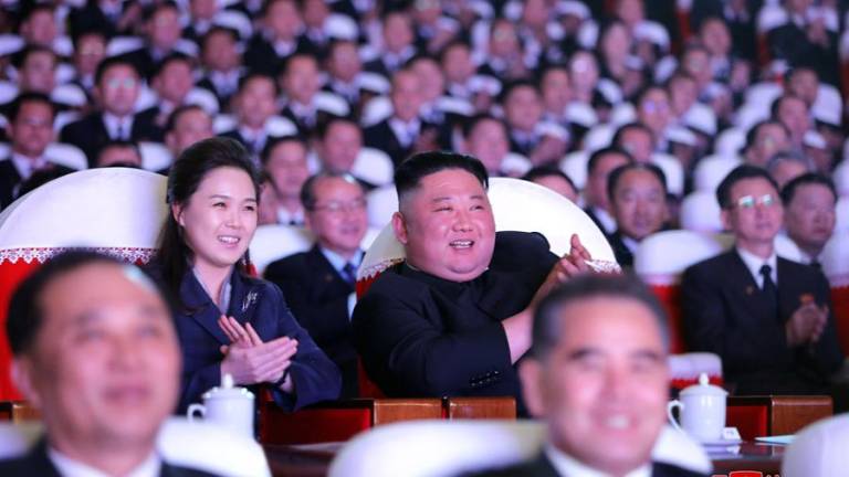 Reaparece la mujer de Kim Jong-un tras más de un año de ausencia mediática