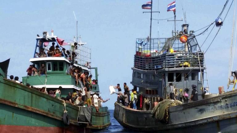 Tailandia confirma que no aceptará barcos con inmigrantes