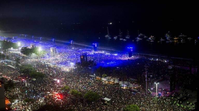 Toma aérea del concierto gratuito de la cantante Madonna, única presentación de su gira The Celebration Tour en Suramérica, este sábado en la playa de Copacabana en Río de Janeiro, antes de que la estrella aparezca.