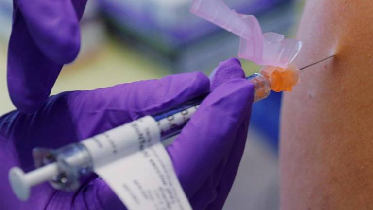 Vacuna Pfizer generó fuerte reacción alérgica en trabajador sanitario que terminó en el hospital