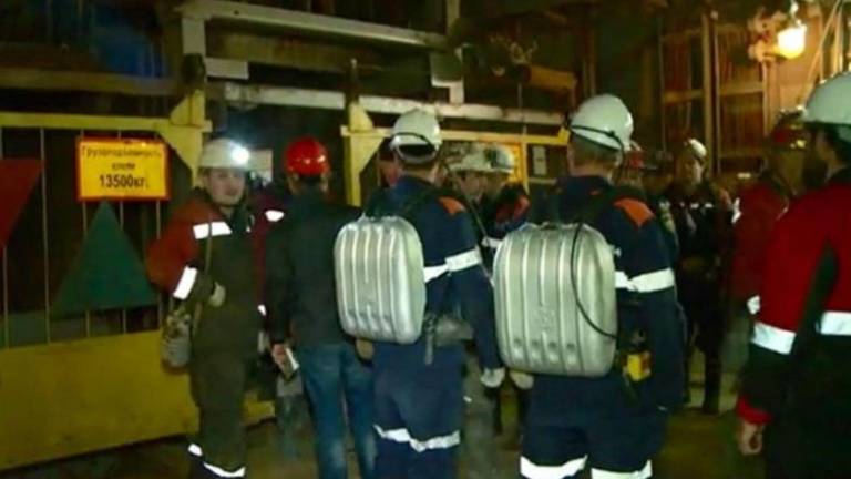 Sube agua en mina rusa donde 8 mineros permanecen atrapados