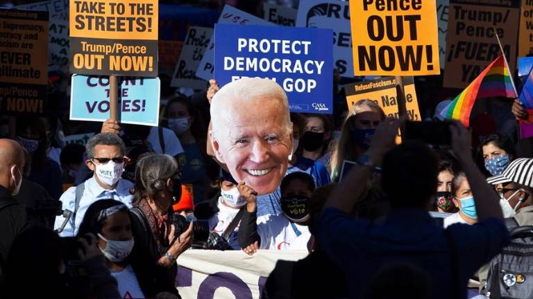 Biden sigue en cabeza en cuatro estados claves de EE.UU. mientras el conteo se ralentiza