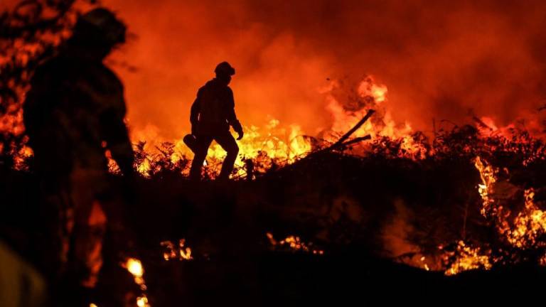 Europa lucha contra incendios devastadores y se prepara para temperaturas récord