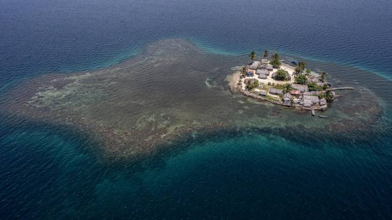 Indígenas de Panamá se despiden de su isla antes de que sea devorada por el mar debido al cambio climático