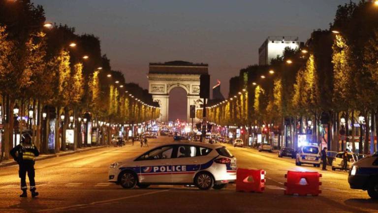 Un policía muerto y otro herido en tiroteo en París