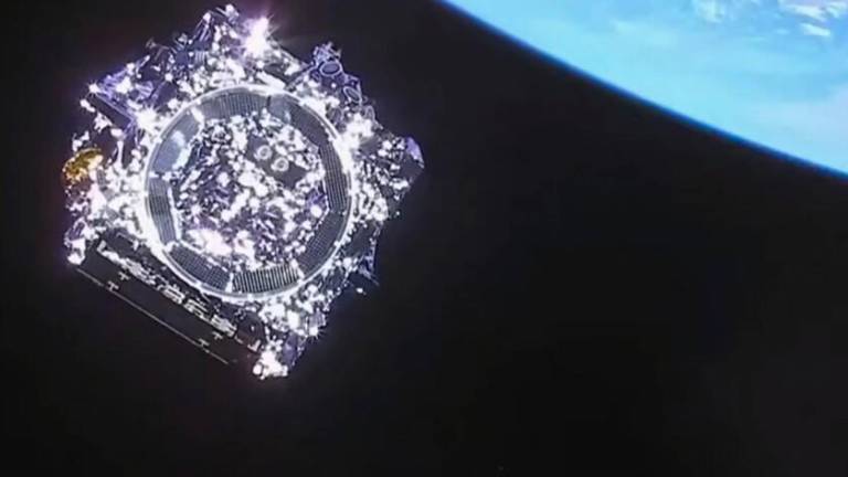 En esta imagen fija de una transmisión de televisión de la NASA, el Telescopio Espacial James Webb se separa del cohete Ariane 5 de Arianespace después de su lanzamiento desde el Puerto Espacial Europeo, el Centro Espacial de Guayana en Kourou, Guayana Francesa, el 25 de diciembre de 2021.