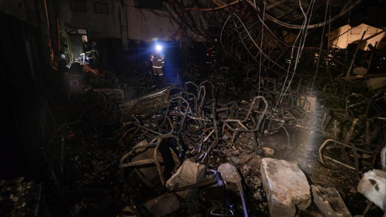 Una vista general muestra las secuelas de un incendio que estalló durante una boda en un salón de eventos en Al-Hamdaniyah, Irak, el 27 de septiembre de 2023.