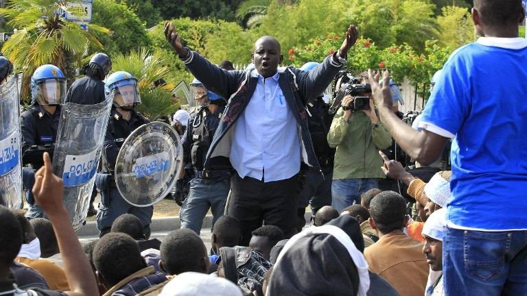 Italia dispersa a inmigrantes en la frontera con Francia