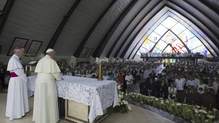 &quot;Les doy mi bendición y no voy a cobrar nada&quot;, bromea el papa