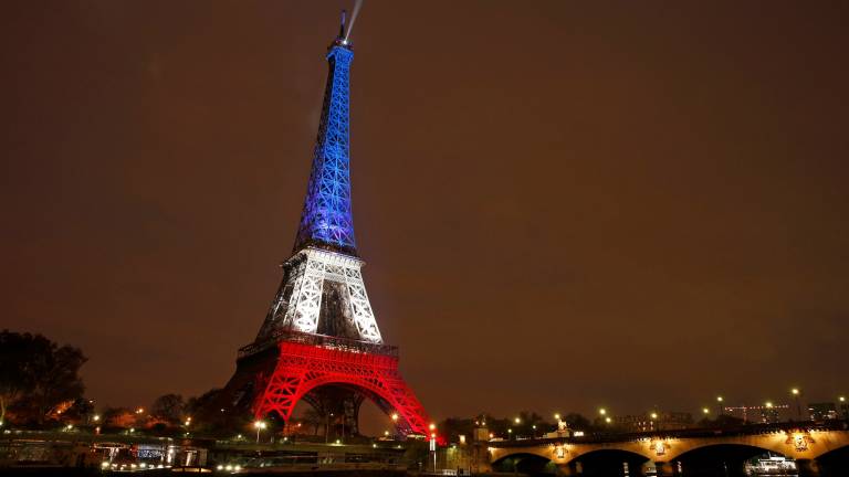 La Torre Eiffel se ilumina con los colores de Francia