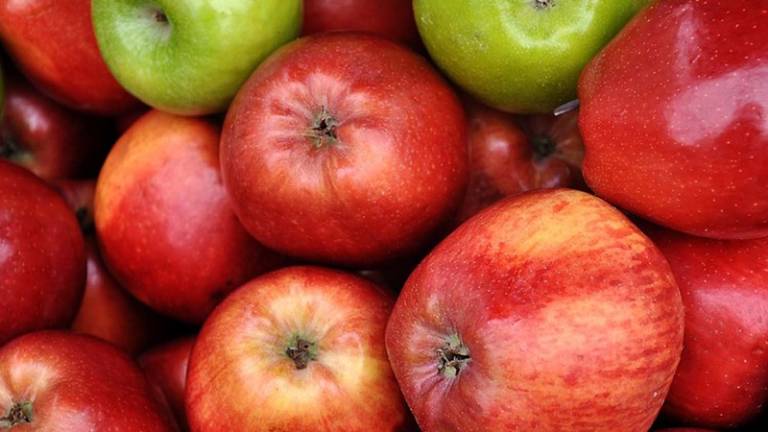 Sanción en supermercado cubano por venta de 15 mil manzanas a un cliente