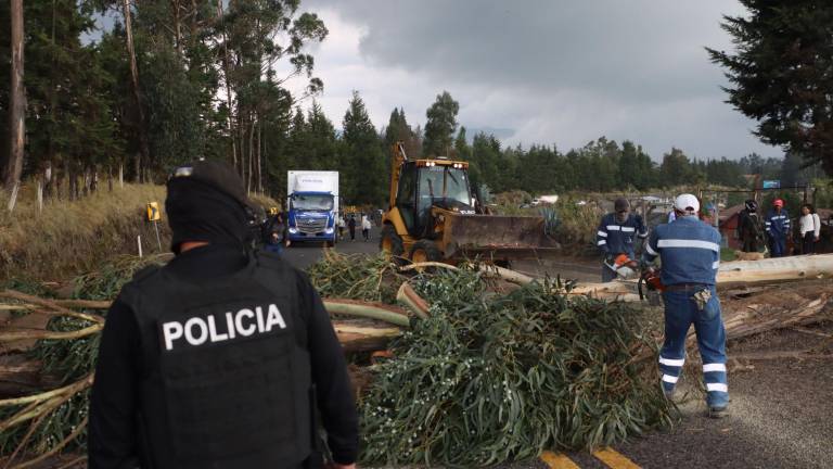 Cierre de vías en Imbabura, Loja, Azuay y Pichincha, este martes 21 de octubre, durante el paro nacional contra Daniel Noboa
