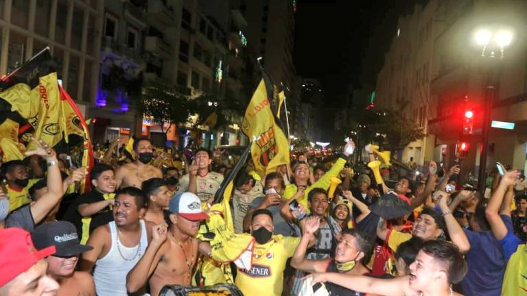 Hinchas incumplieron el toque de queda para festejar el triunfo de Barcelona