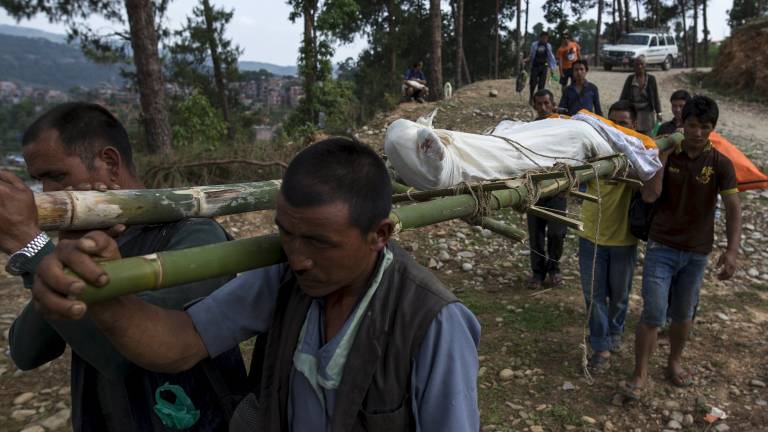 Aumenta a 76 el número de muertos por el terremoto de 7,3 grados en Nepal
