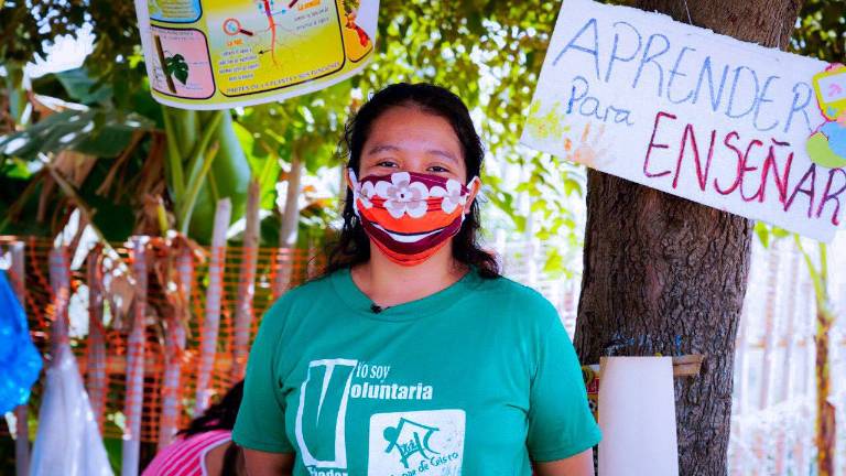 Adolescente improvisa una escuela bajo un arbol, en plena pandemia
