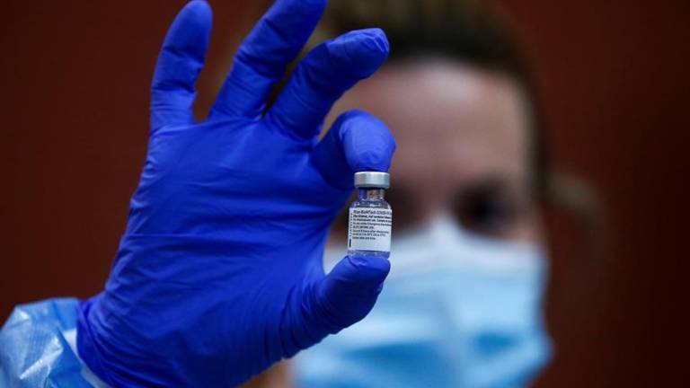 Vacuna Pfizer/BioNTech sí es efectiva contra variante británica, publica Science