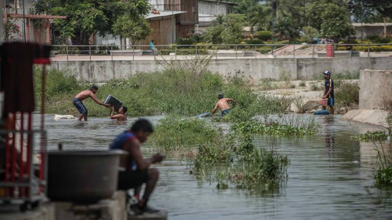 Un grupo de venezolanos, ecuatorianos y peruanos ingresan combustible de manera ilegal por la frontera entre Perú y Ecuador el 6 de mayo de 2022 en Tumbes (Perú) frontera con Ecuador.