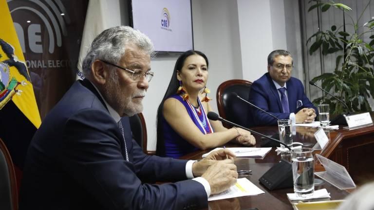 Tres consejeros designan a Atamaint como presidenta del CNE