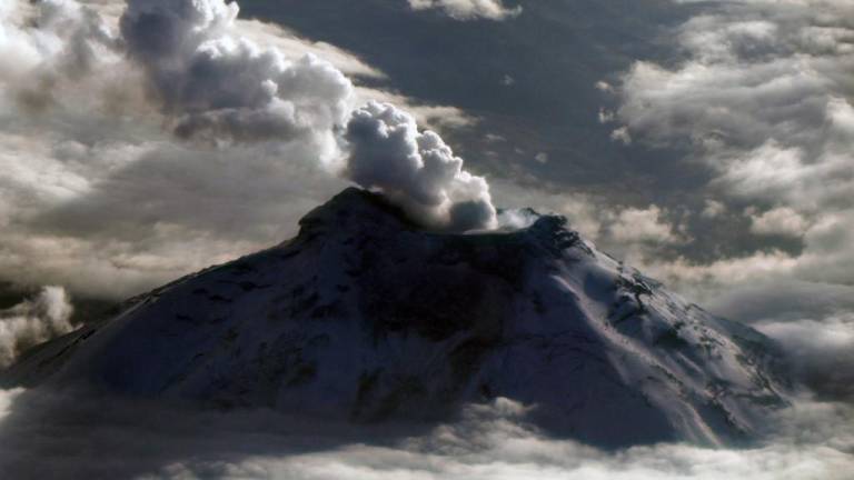 Nueva columna de cenizas fue emanada desde el Volcán Cotopaxi
