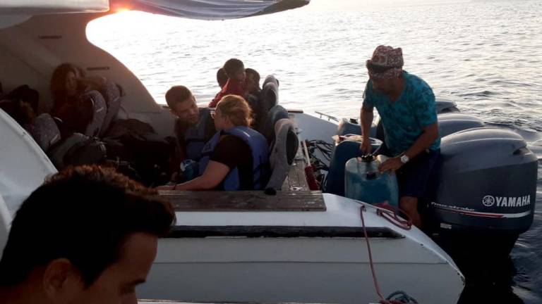 Marina rescata a 27 personas que estaban en una lancha a la deriva en Galápagos