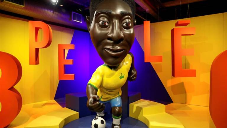 Viaje por los 80 años de Pelé en una muestra para inmortalizar su legado