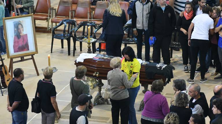 Despiden en un emotivo acto a joven asesinada en Argentina