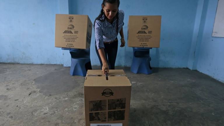 Políticos piden recuento de votos de resultados oficiales