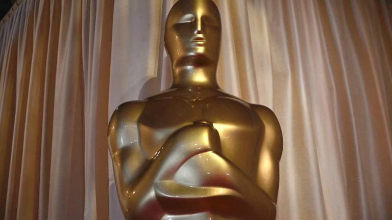 Una estatua del Oscar aparece en la alfombra roja de la 96.ª edición de los Premios Anuales de la Academia en el Dolby Theatre de Hollywood, California.