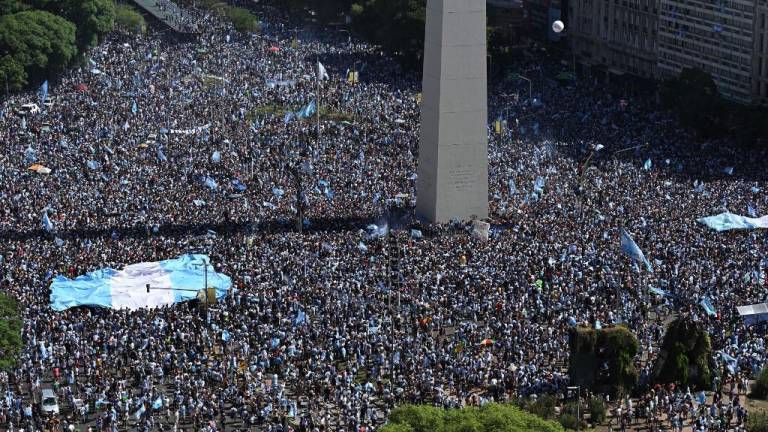 En esta vista aérea, los fanáticos de Argentina se reúnen en el Obelisco para celebrar la victoria en la Copa del Mundo de Qatar 2022 contra Francia en Buenos Aires, el 18 de diciembre de 2022.