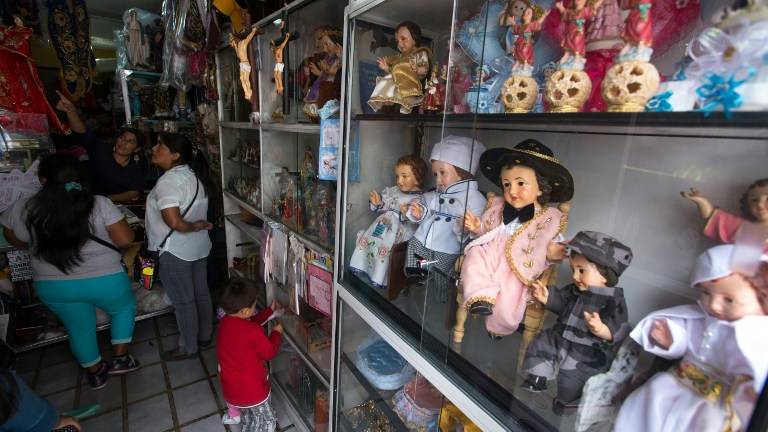 El Niño Jesús se viste con diferentes trajes en Ecuador