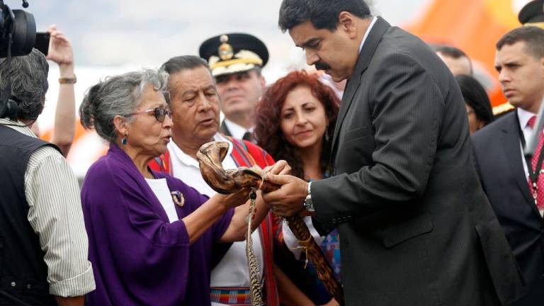 El &quot;halago&quot; que recibe Maduro por el Bastón Espiritual