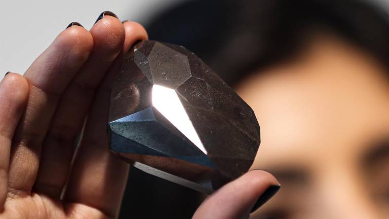 El exorbitante precio del diamante negro más grande del mundo, que se cree vino del espacio