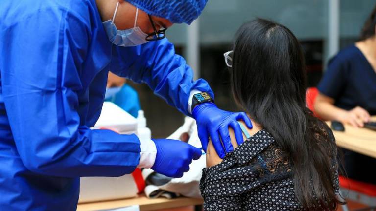 Vacunación de refuerzo contra la COVID-19 comienza en enero en Ecuador