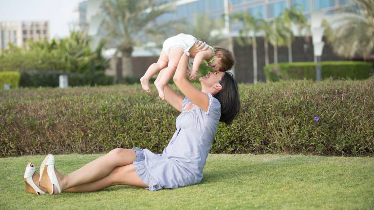 Mamás solteras duermen más que las casadas según un estudio