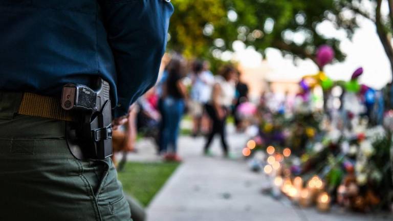 Nuevos tiroteos en EE.UU. dejan fallecidos: dentro de una iglesia y en un cementerio